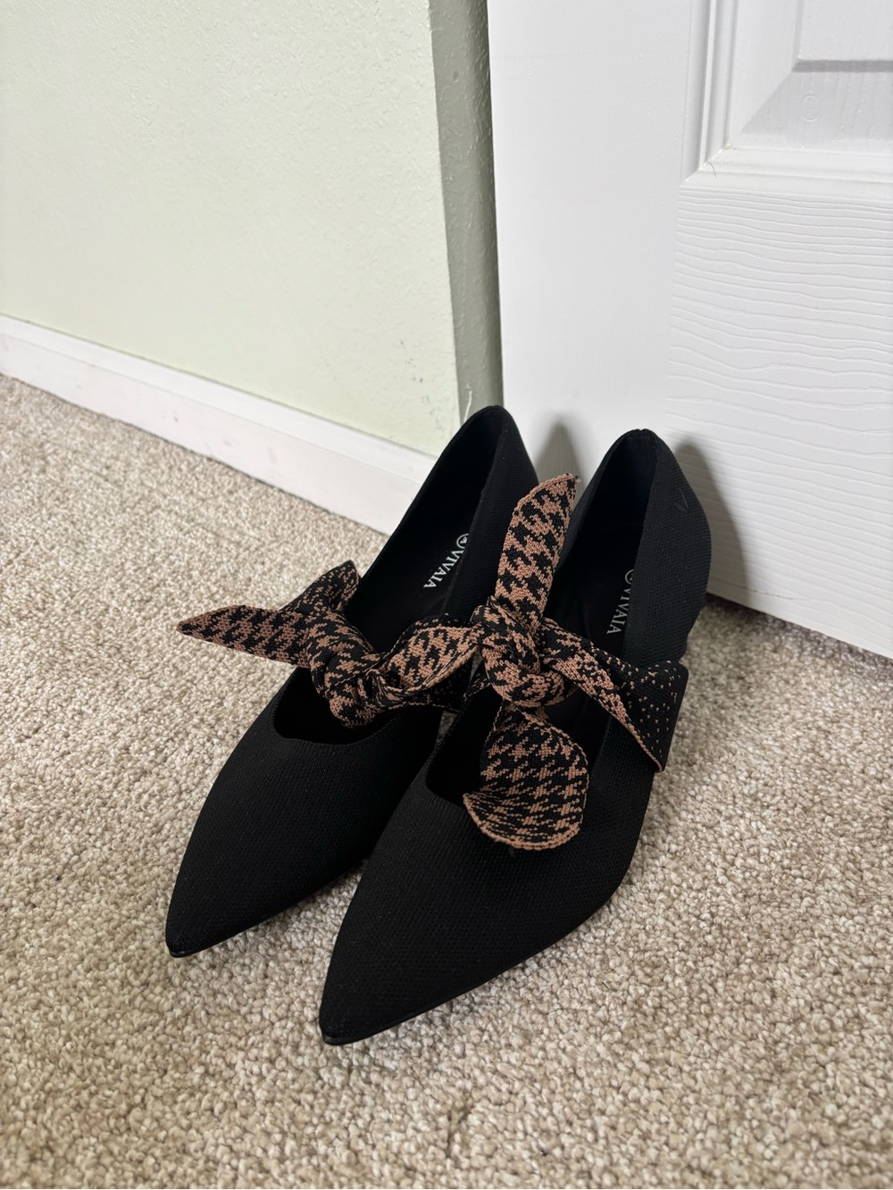 Vivaia Black Pointed Toe Block Heel With Houndstooth Tie Bow Strap Size 39 or 8